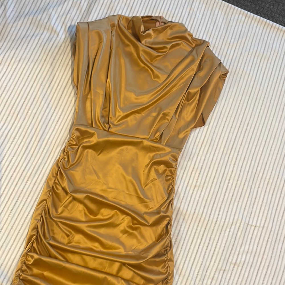 GLAMAKER GOLD DRESS W/ SHOULDER PADS SIZE M